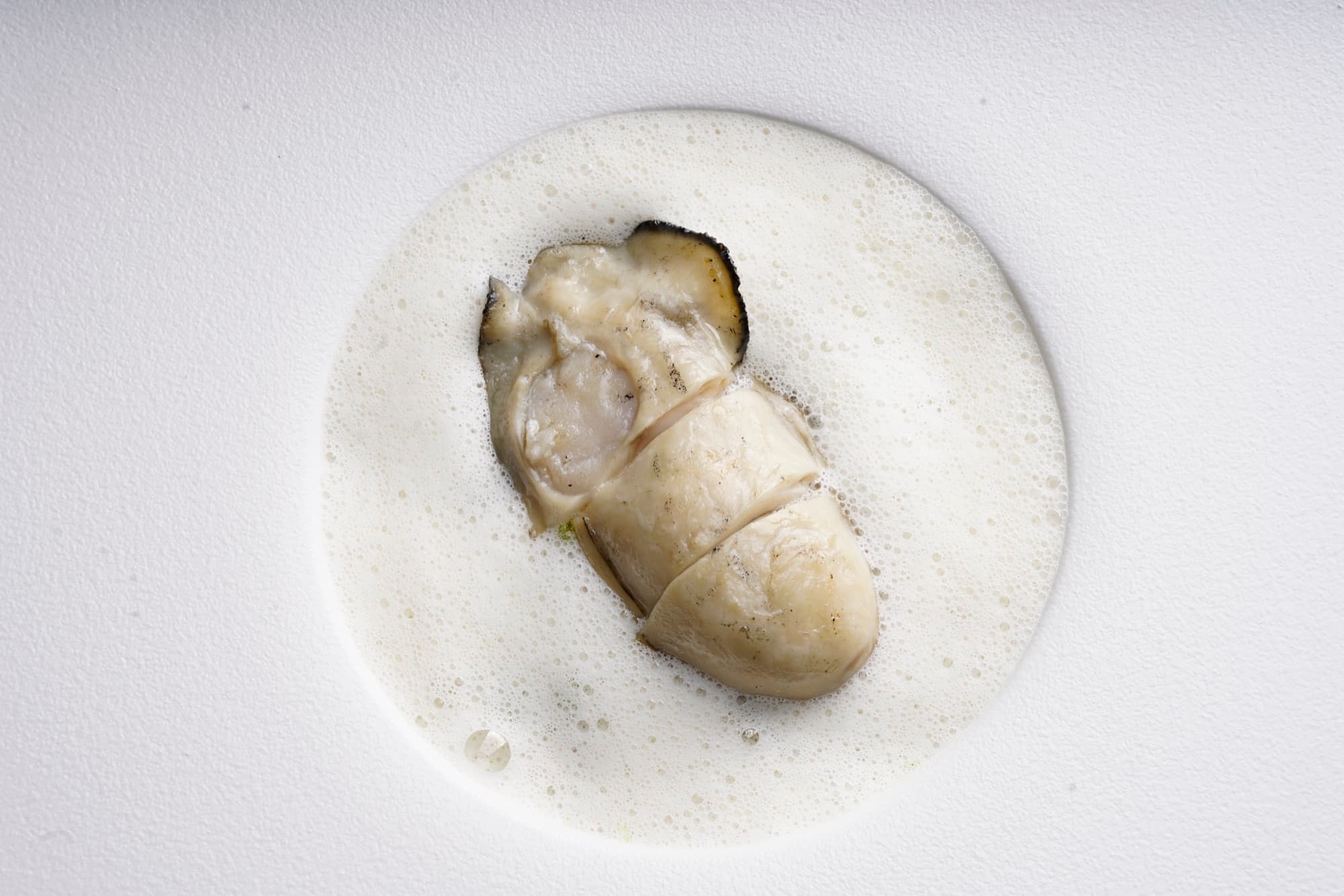 Kornynsgröt: Grilled oyster with Sushi rice, Crispy rice and Coriander Oil